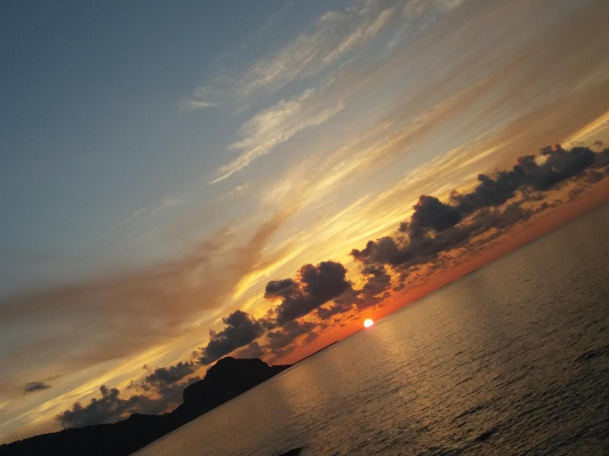 Familyholidays La Finestra Di Fronte チェファル エクステリア 写真