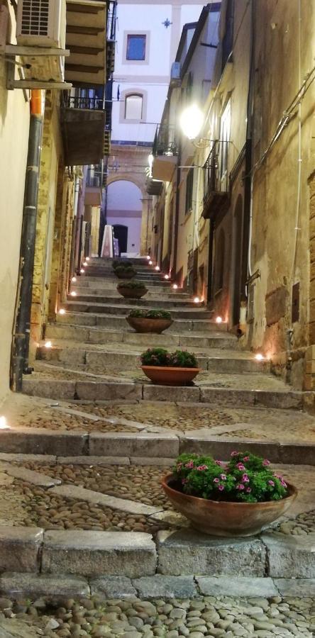 Familyholidays La Finestra Di Fronte チェファル エクステリア 写真