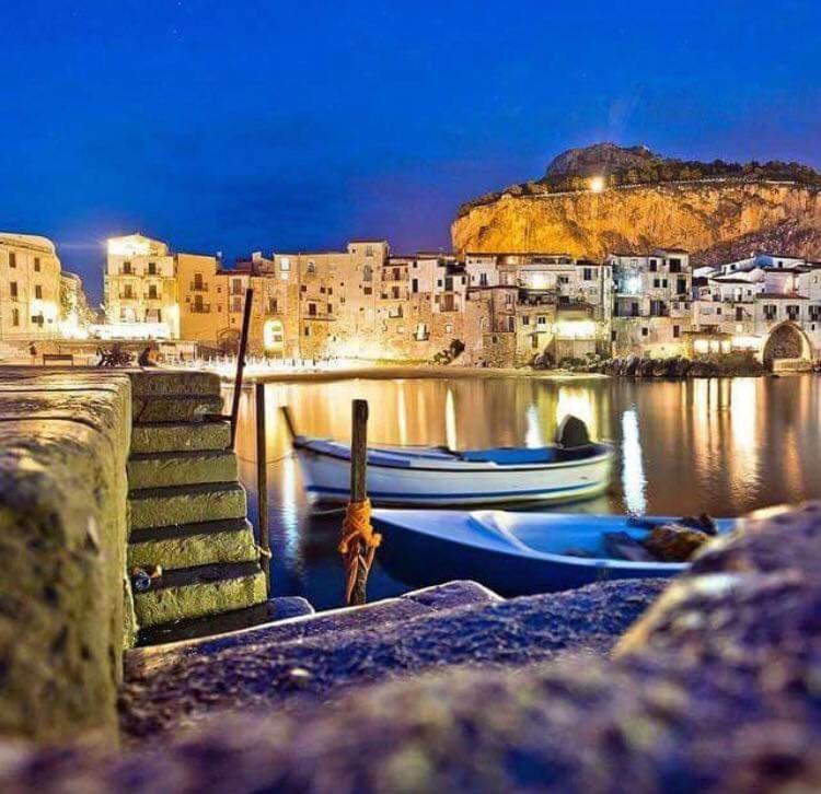 Familyholidays La Finestra Di Fronte チェファル エクステリア 写真