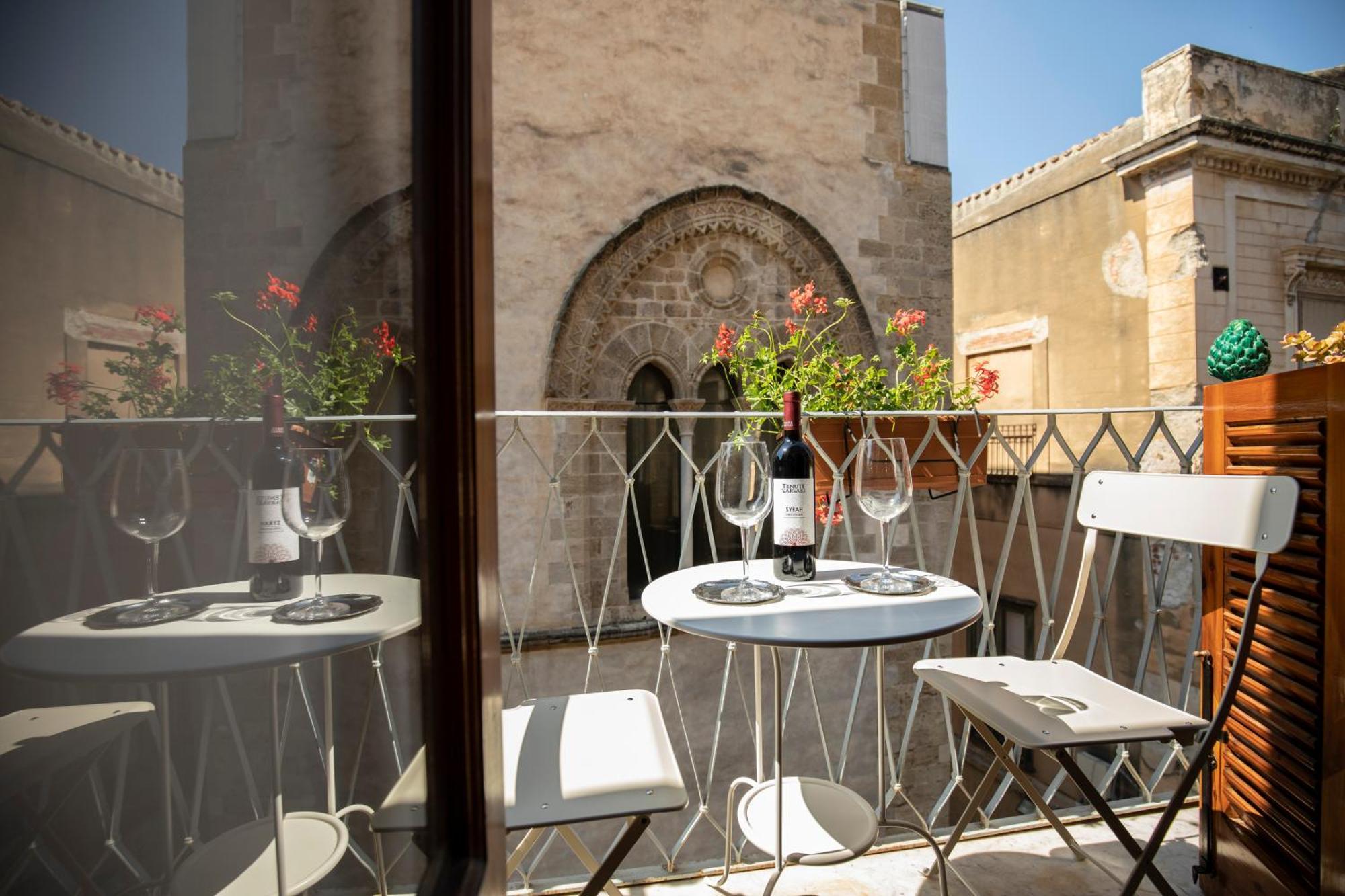 Familyholidays La Finestra Di Fronte チェファル エクステリア 写真